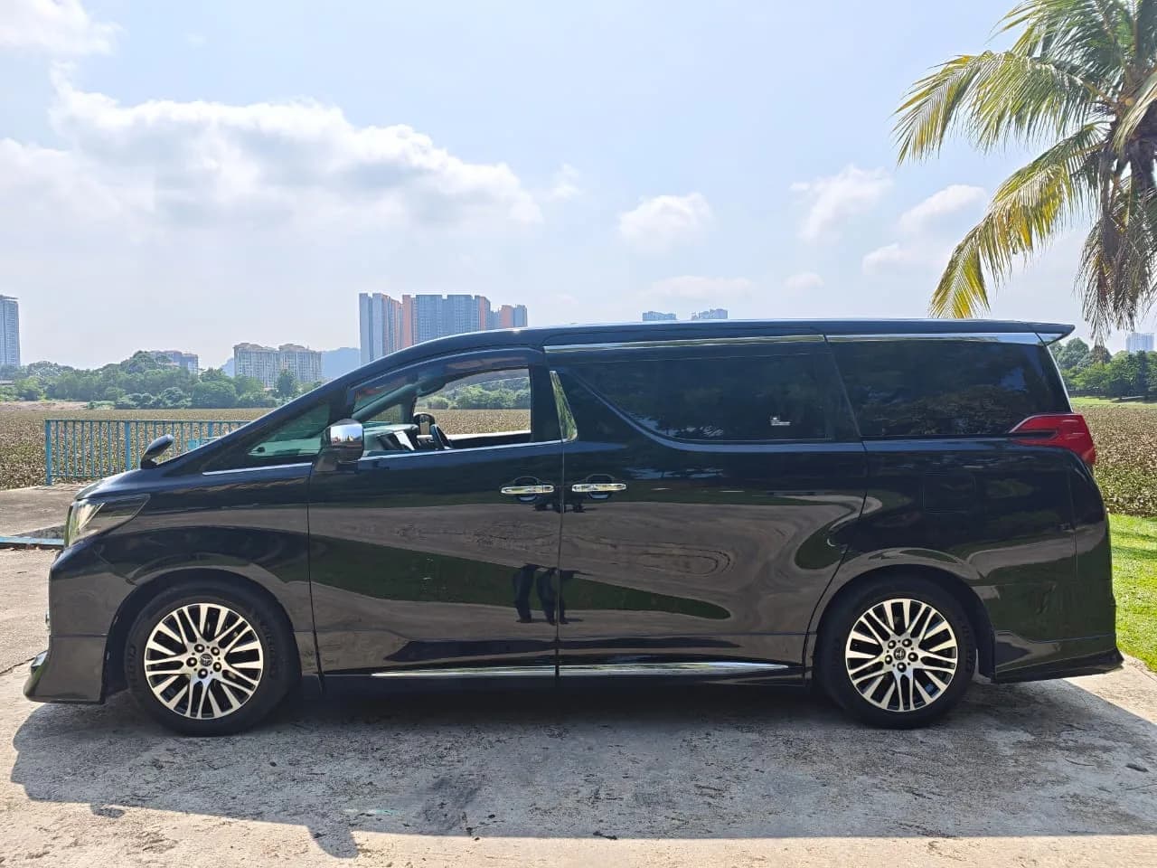 2016 Toyota Alphard SC — photo 14 of 34