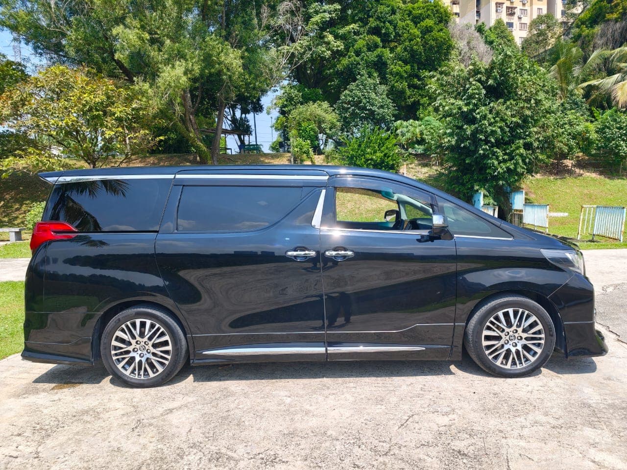 2016 Toyota Alphard SC — photo 15 of 34