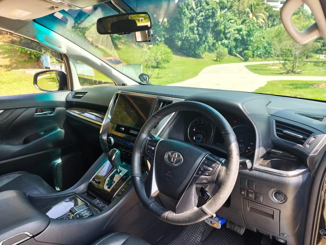 2016 Toyota Alphard SC — photo 19 of 34