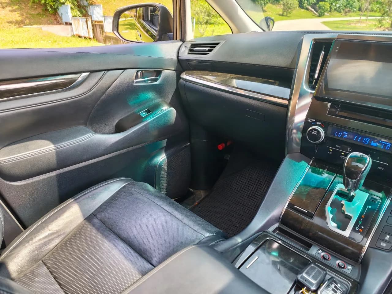 2016 Toyota Alphard SC — photo 24 of 34