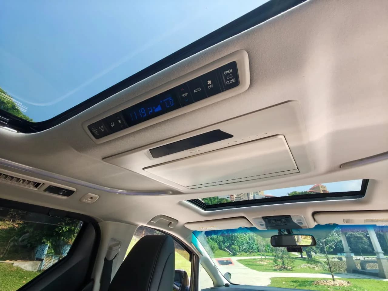 2016 Toyota Alphard SC — photo 27 of 34