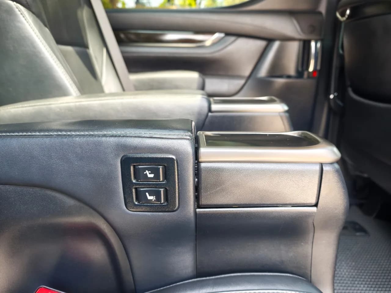 2016 Toyota Alphard SC — photo 29 of 34