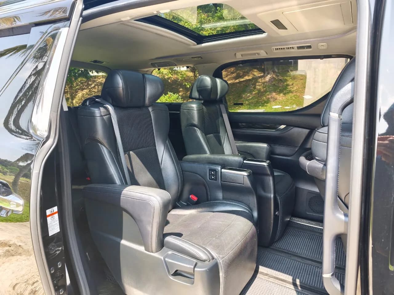 2016 Toyota Alphard SC — photo 30 of 34
