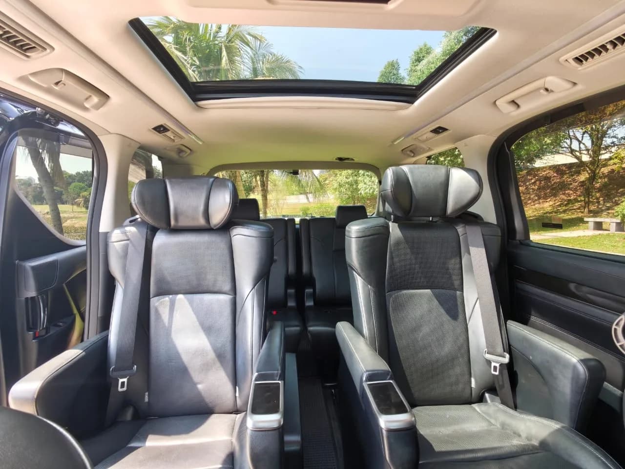 2016 Toyota Alphard SC — photo 31 of 34