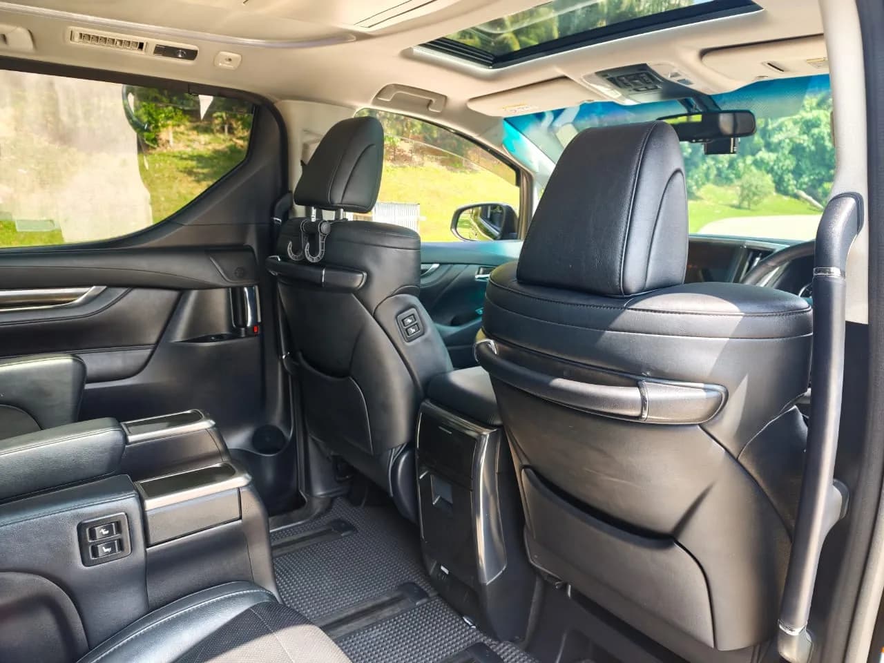 2016 Toyota Alphard SC — photo 32 of 34