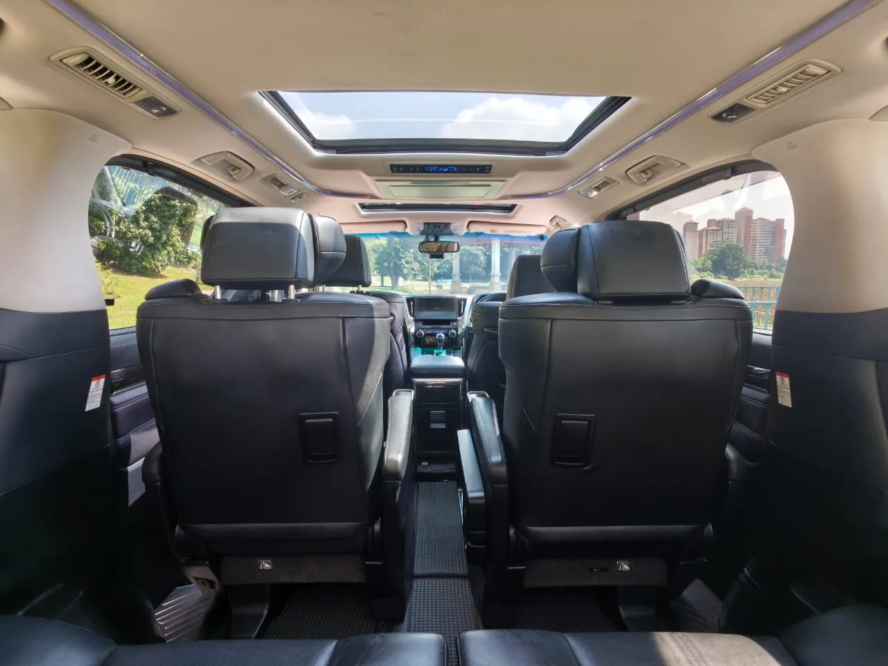 2016 Toyota Alphard SC — photo 33 of 34