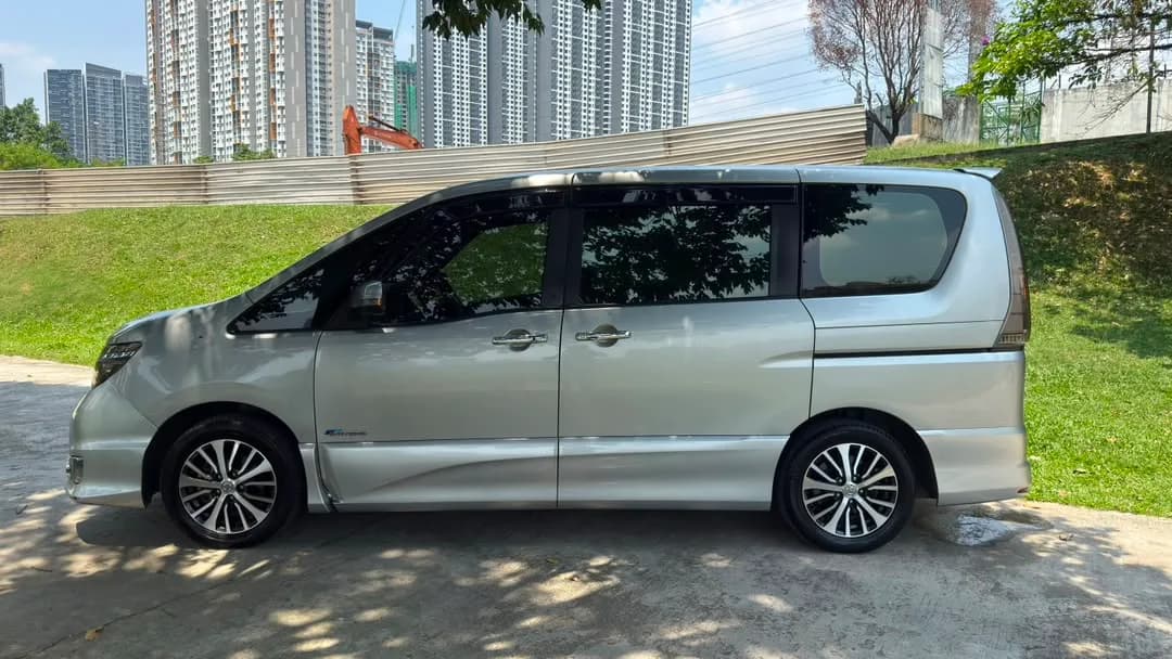 2017 Nissan Serena Hybrid — photo 12 of 30