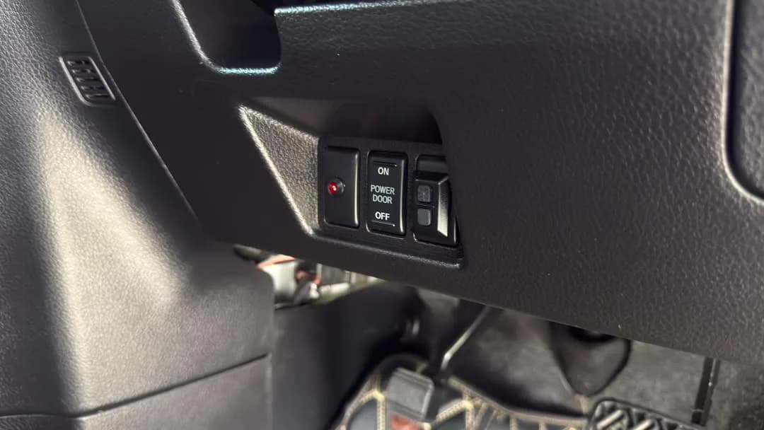 2017 Nissan Serena Hybrid — photo 21 of 30