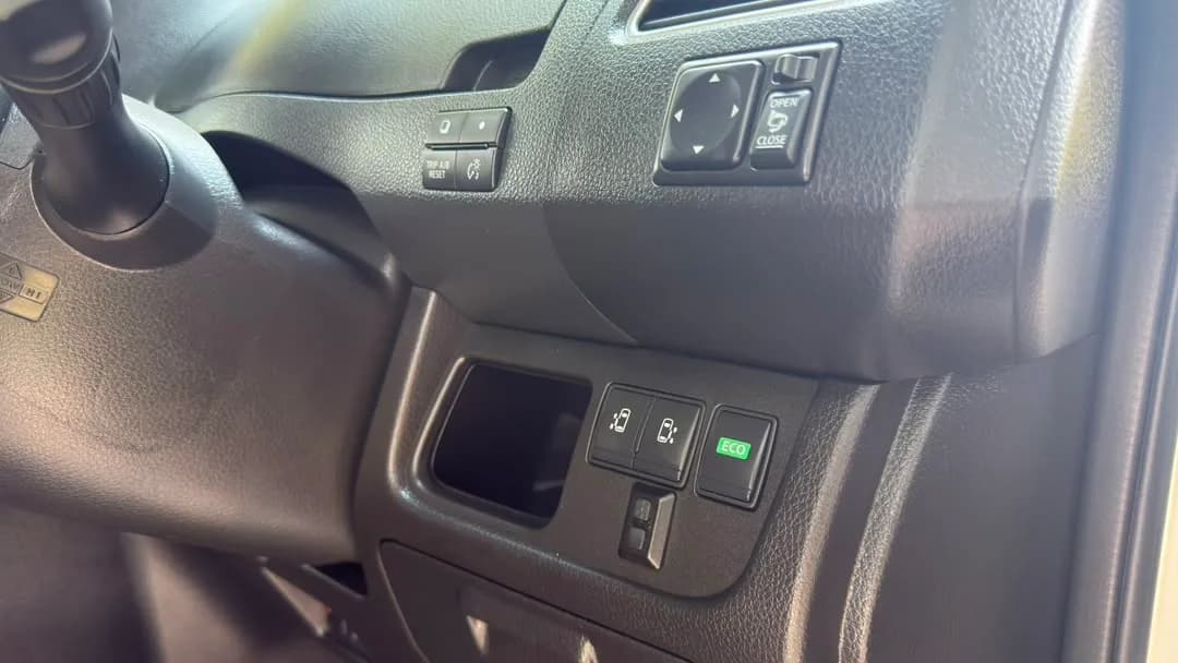 2017 Nissan Serena Hybrid — photo 22 of 30