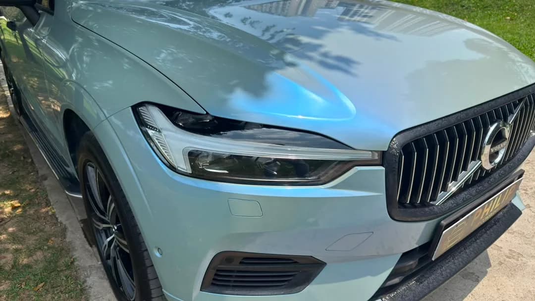 2021 Volvo XC60 T8 — photo 2 of 31