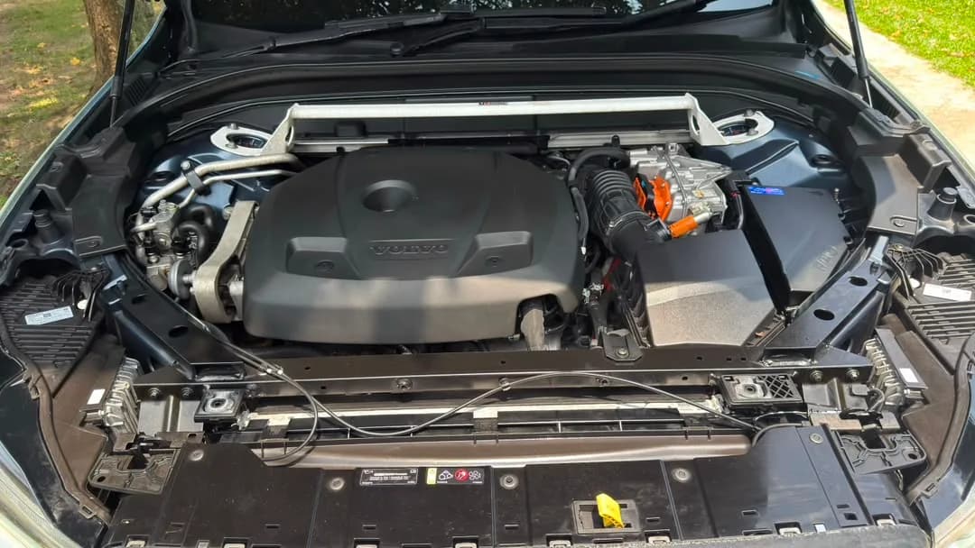 2021 Volvo XC60 T8 — photo 8 of 31
