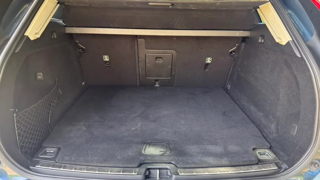 2021 Volvo XC60 T8 — photo 10 of 31