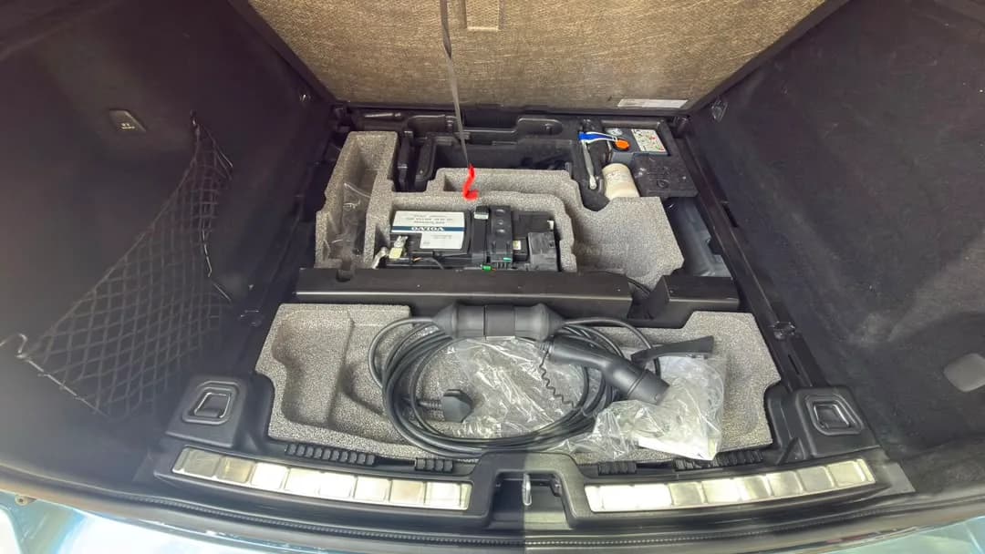 2021 Volvo XC60 T8 — photo 11 of 31