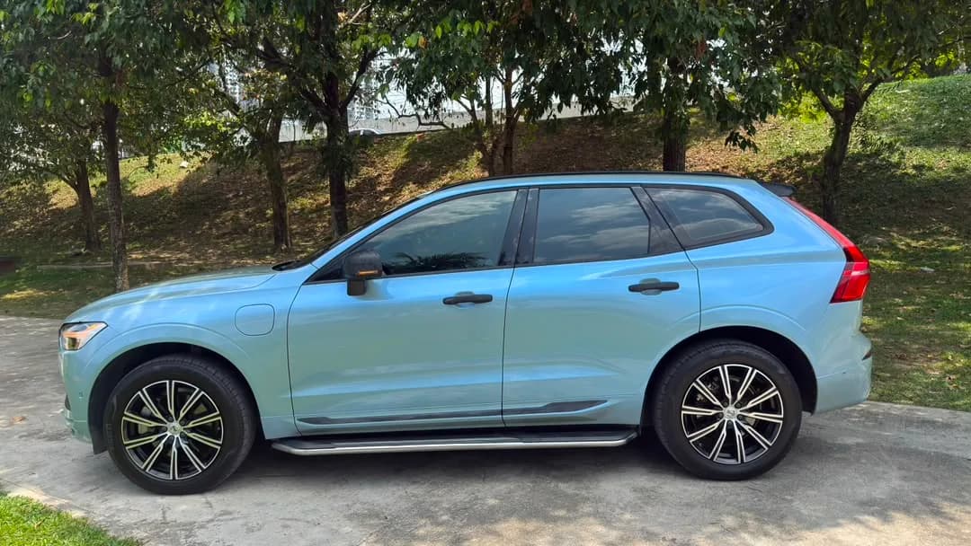 2021 Volvo XC60 T8 — photo 12 of 31