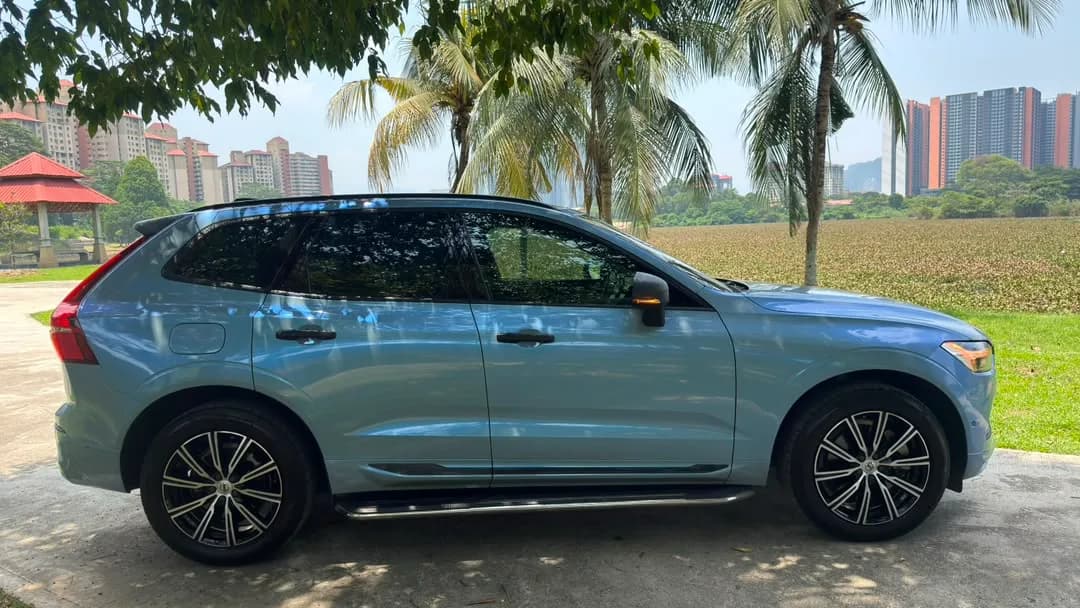 2021 Volvo XC60 T8 — photo 13 of 31