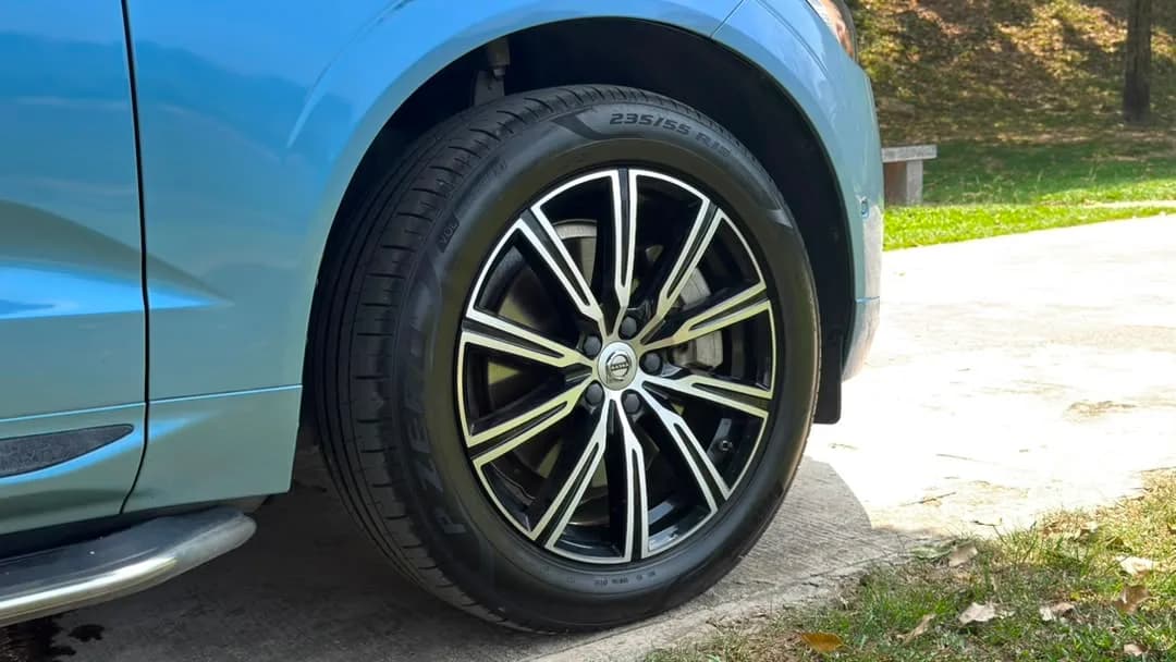 2021 Volvo XC60 T8 — photo 16 of 31