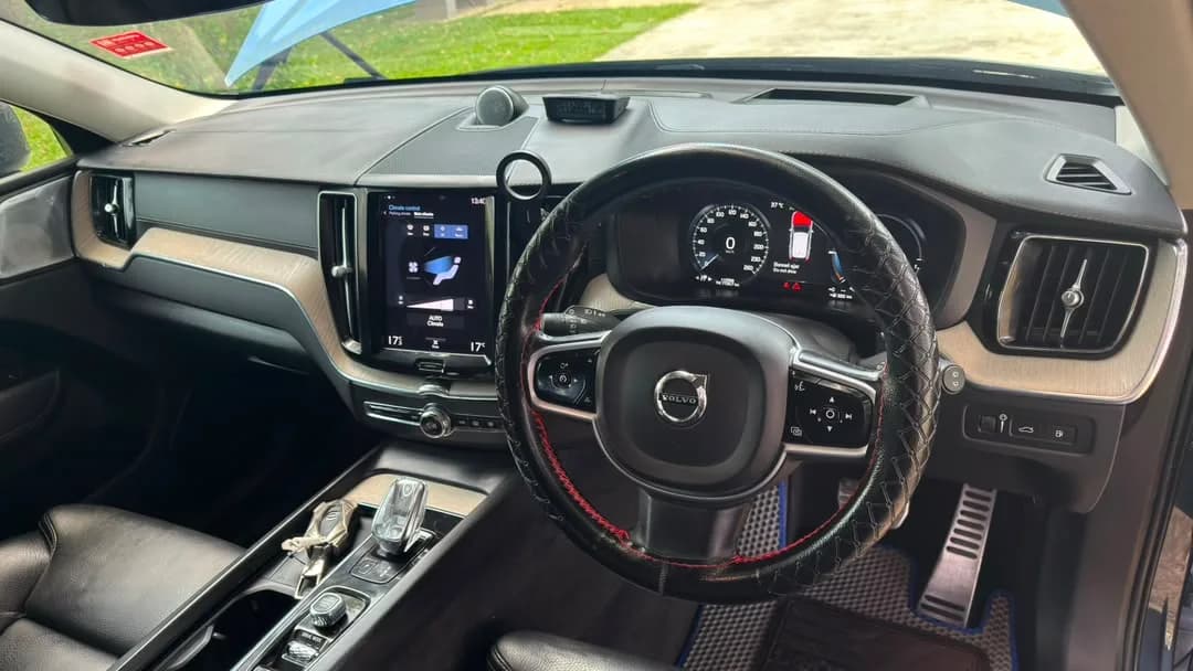 2021 Volvo XC60 T8 — photo 19 of 31