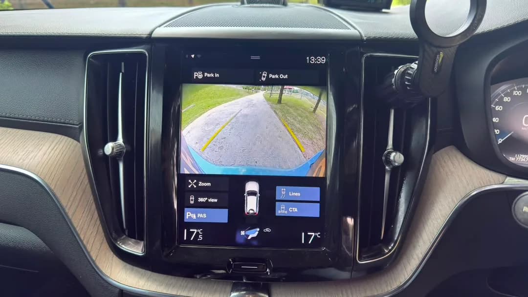 2021 Volvo XC60 T8 — photo 21 of 31