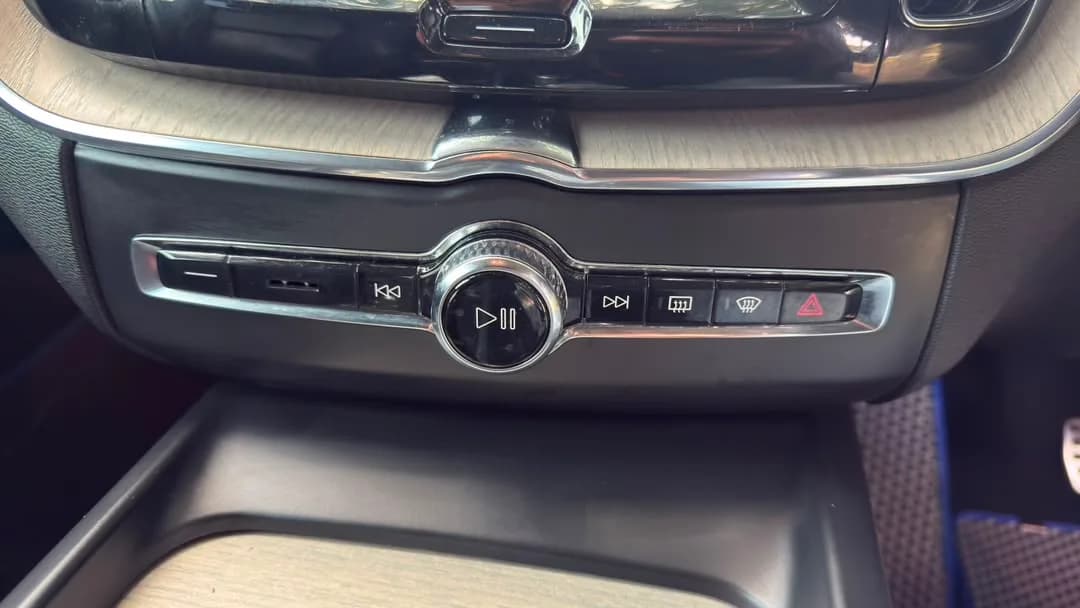 2021 Volvo XC60 T8 — photo 22 of 31