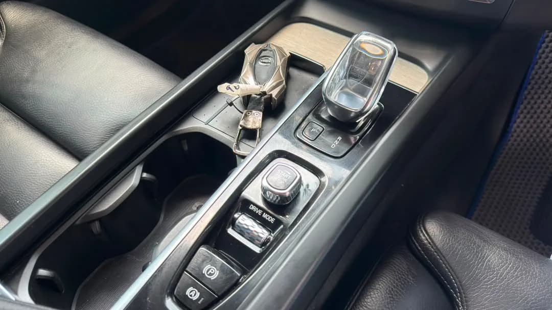 2021 Volvo XC60 T8 — photo 23 of 31