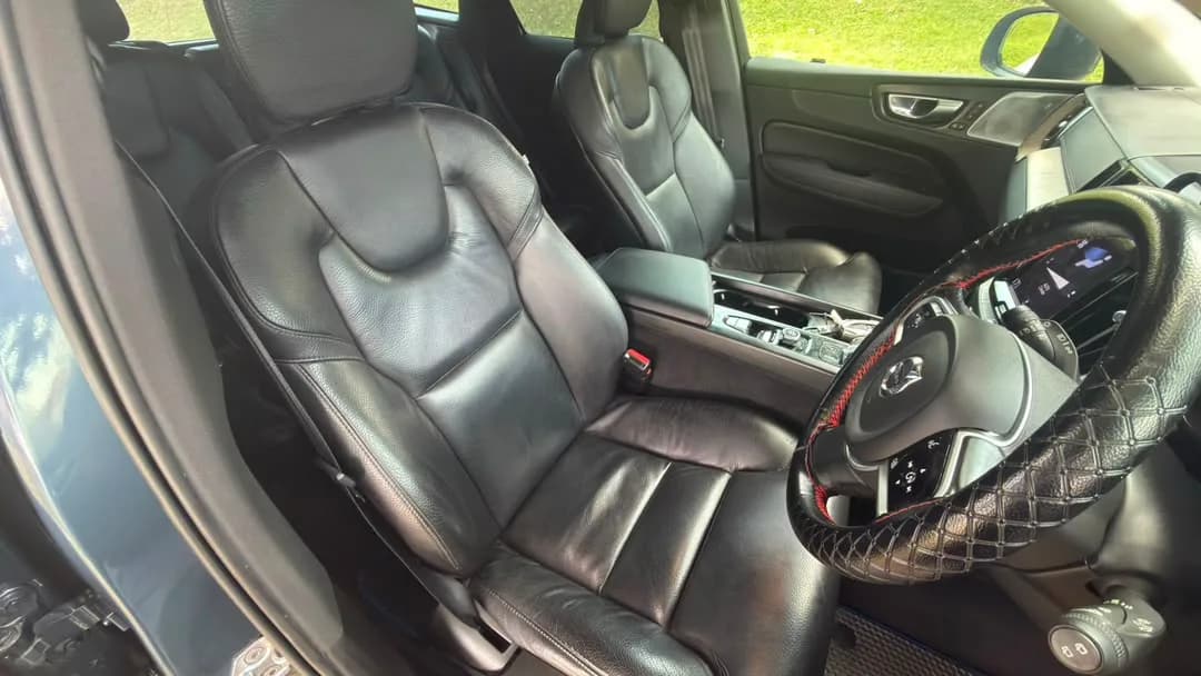2021 Volvo XC60 T8 — photo 26 of 31