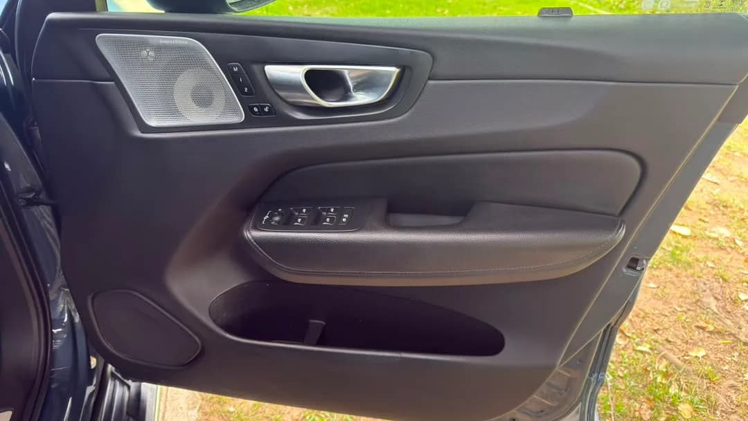 2021 Volvo XC60 T8 — photo 27 of 31