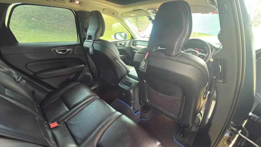 2021 Volvo XC60 T8 — photo 28 of 31
