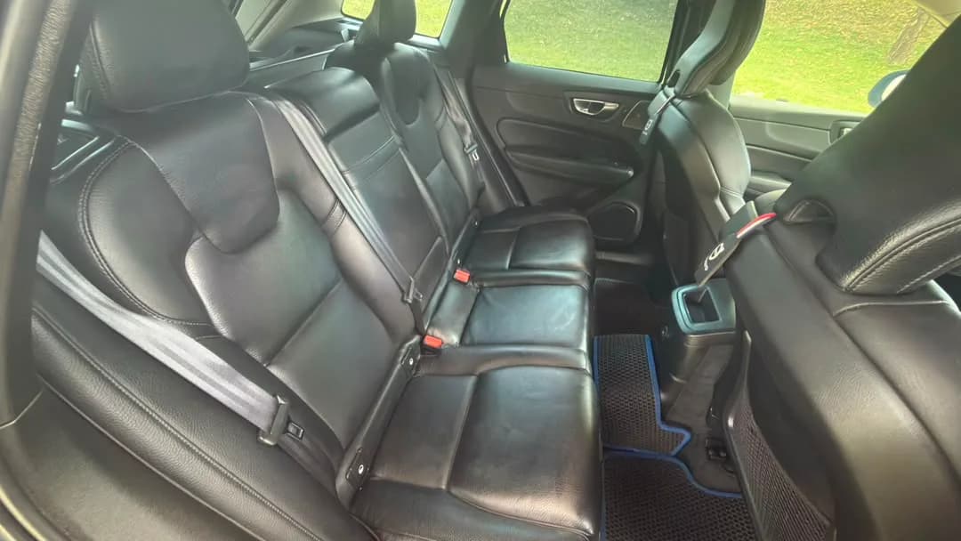 2021 Volvo XC60 T8 — photo 29 of 31